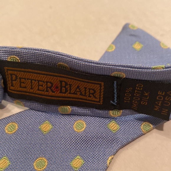 Peter Blair NWOT Mens Bow Tie Adjustable Blue with Gold Circles - Picture 3 of 4